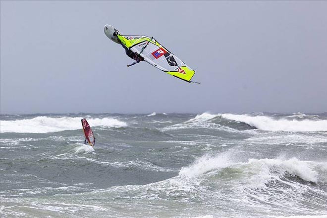 Jonas one handed back loop - 2009 PWA Colgate World Cup ©  John Carter / PWA http://www.pwaworldtour.com